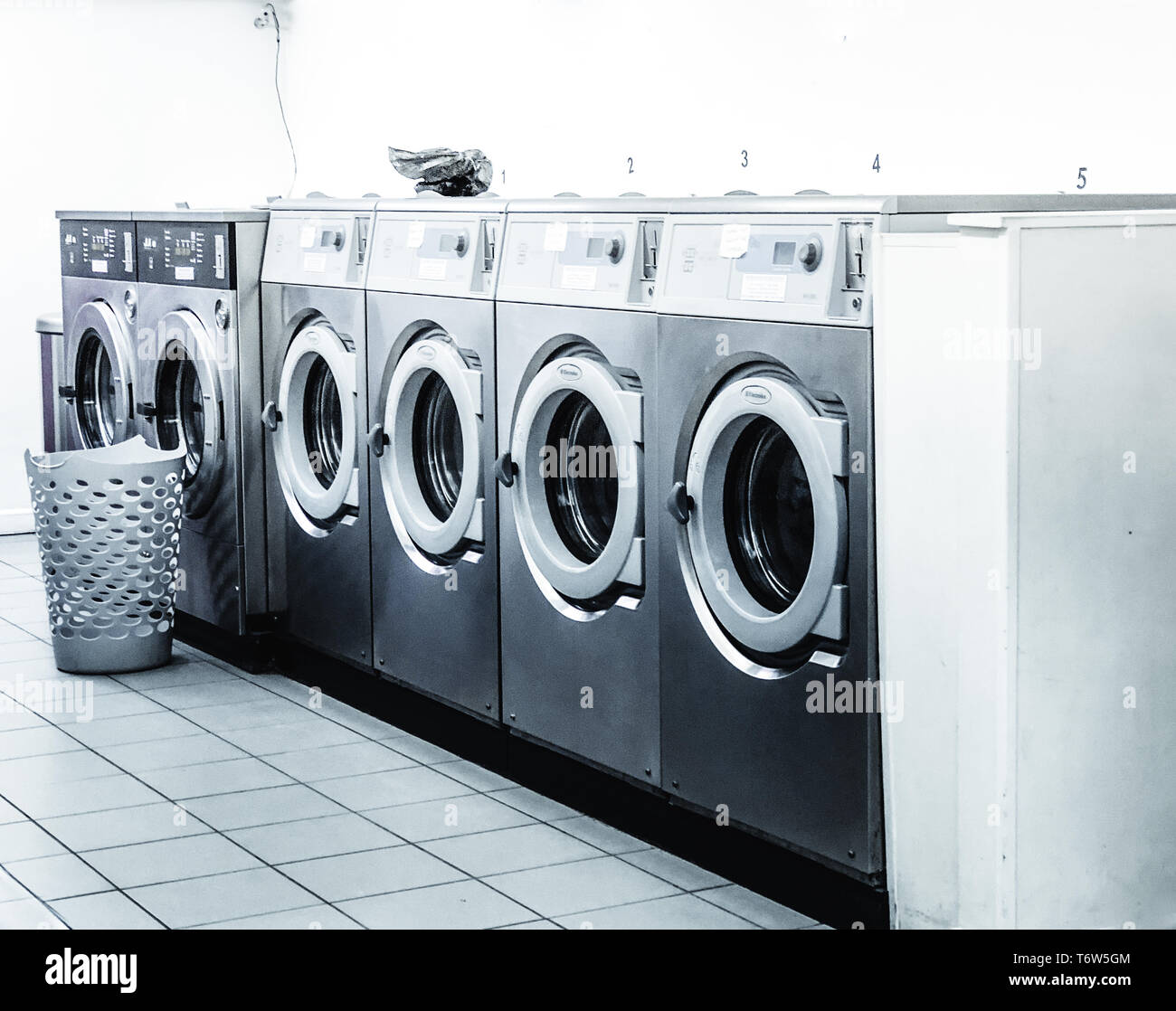 Waschmaschinen in einem altmodischen Waschsalon. Januar 2019 Stockfoto