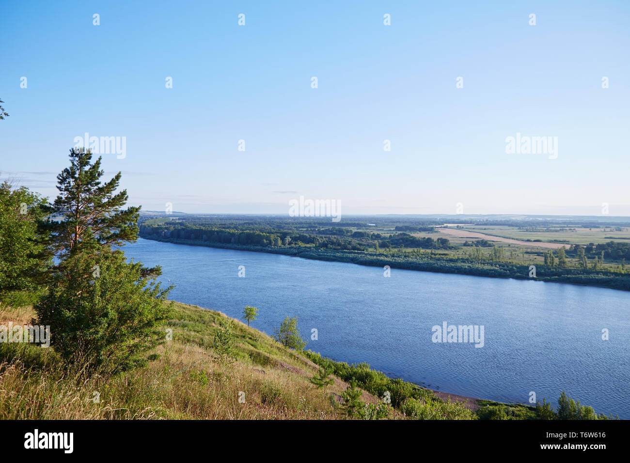 Sommer Landschaft der Republik Baschkirien in der Nähe der Stadt Birsk mit Blick auf den Fluss Belaja Stockfoto