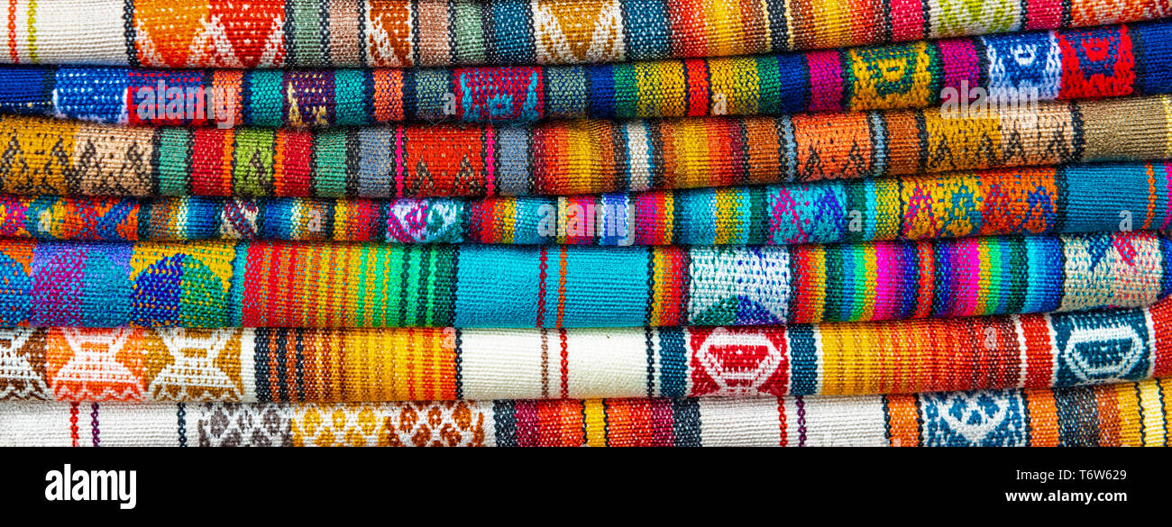 Panorama von bunten Anden Textilien auf der lokalen Kunst und Handwerk Markt von Otavalo, Ecuador. Peru und Bolivien im gleichen Stil der indigenen Stoffen rühmen. Stockfoto