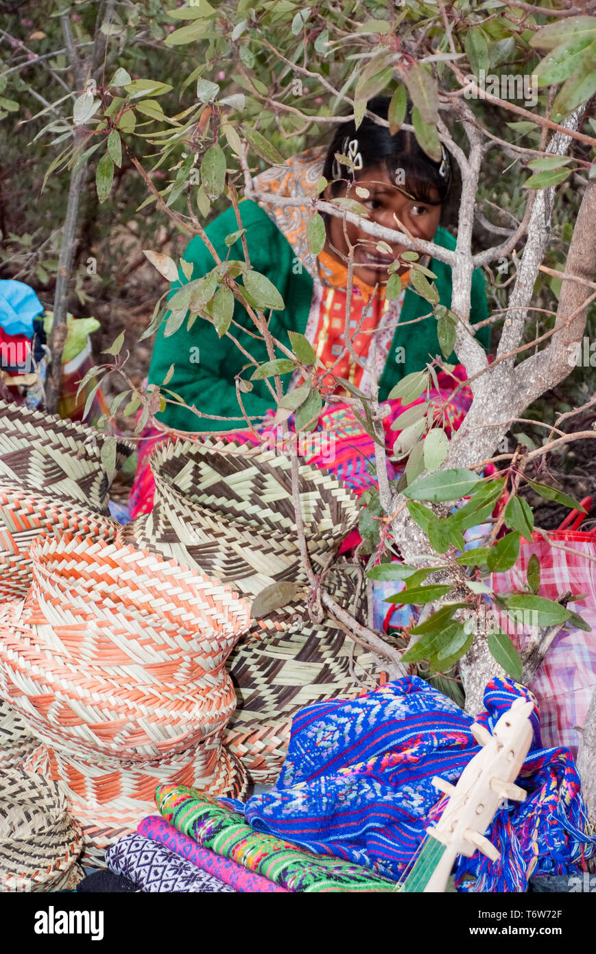 Tarahumara indische Frau verkaufen Handwoven Körbe und andere Handwerke. März 03, 2010 - Kupfer Canyon - Sierra Madre, Chihuahua, Mexiko, Süd Stockfoto