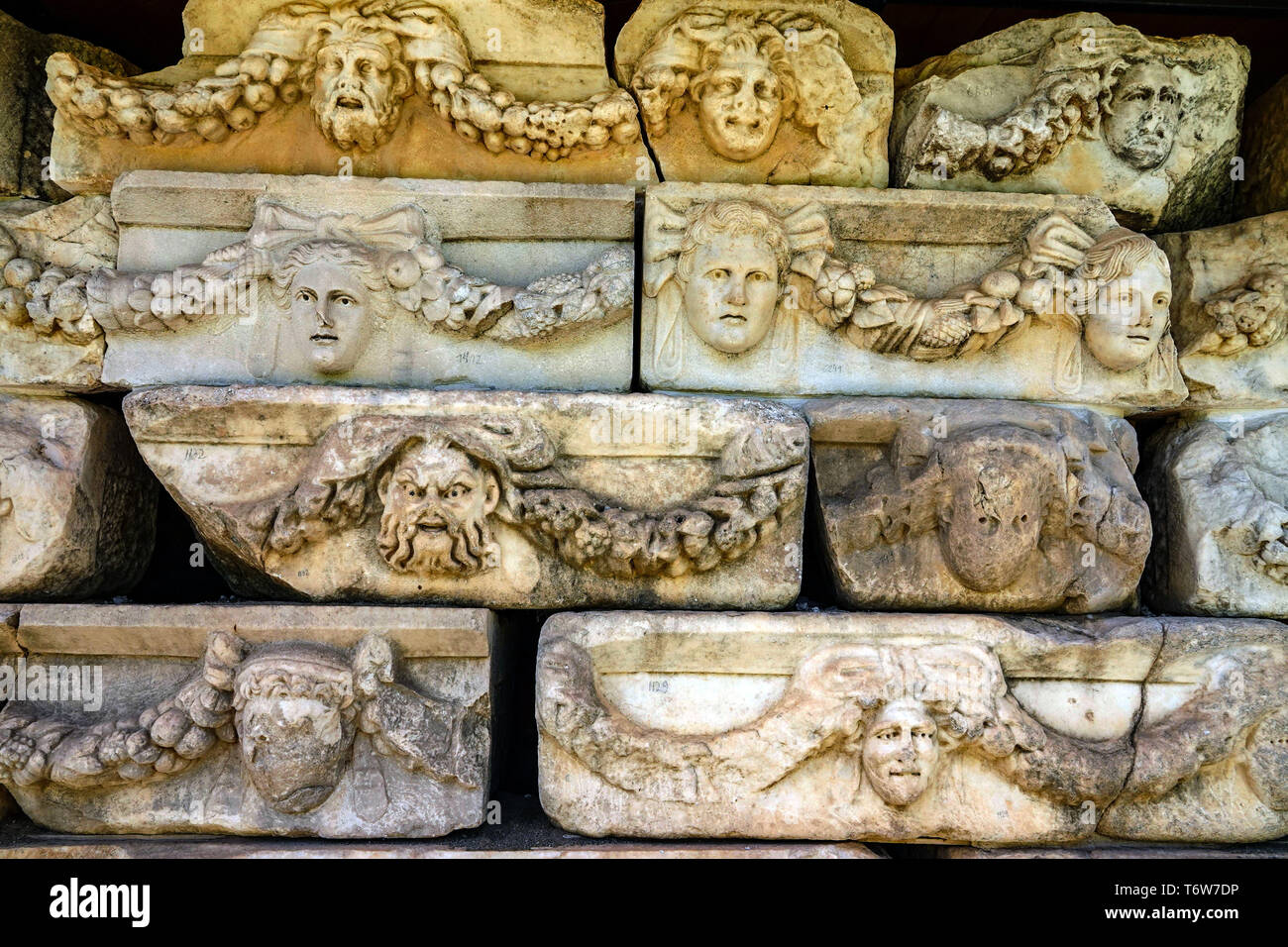 Marmor Fries mit geschnitzten Köpfen in Aphrodisias römische Überreste, Weltkulturerbe der UNESCO, den Westen der Türkei Stockfoto