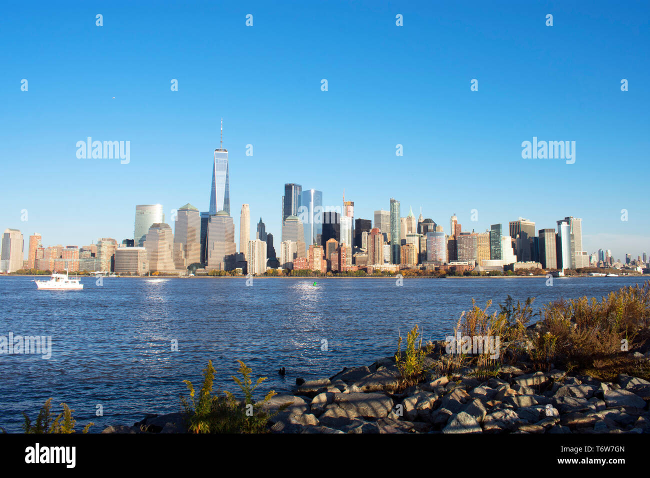 Blick auf New York Waterway und World Financial Center von Liberty State Park in Jersey City, New Jersey Stockfoto
