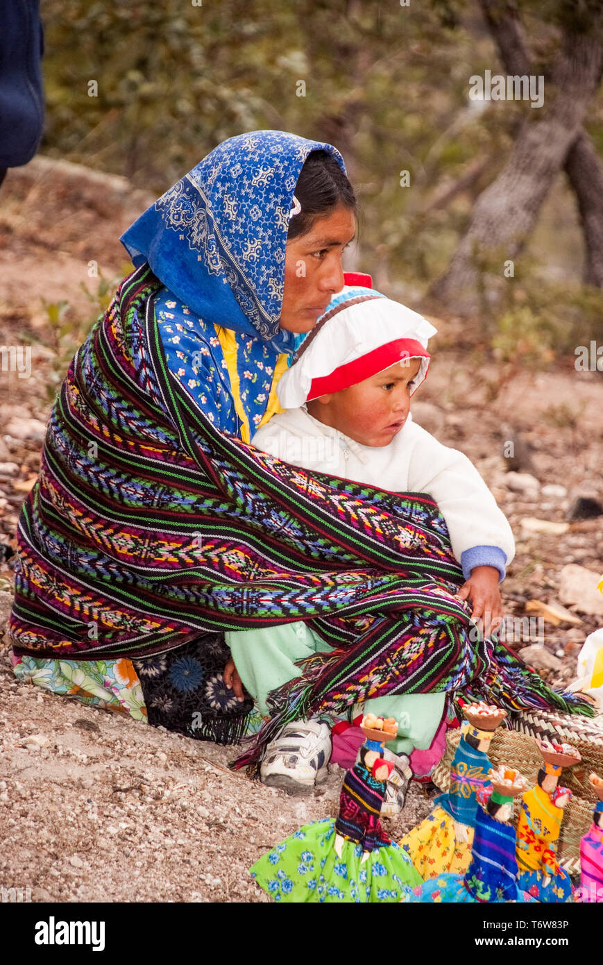 Tarahumara indische Frau verkaufen Handwoven Körbe und andere Handwerke. März 03, 2010 - Kupfer Canyon - Sierra Madre, Chihuahua, Mexiko, Süd Stockfoto