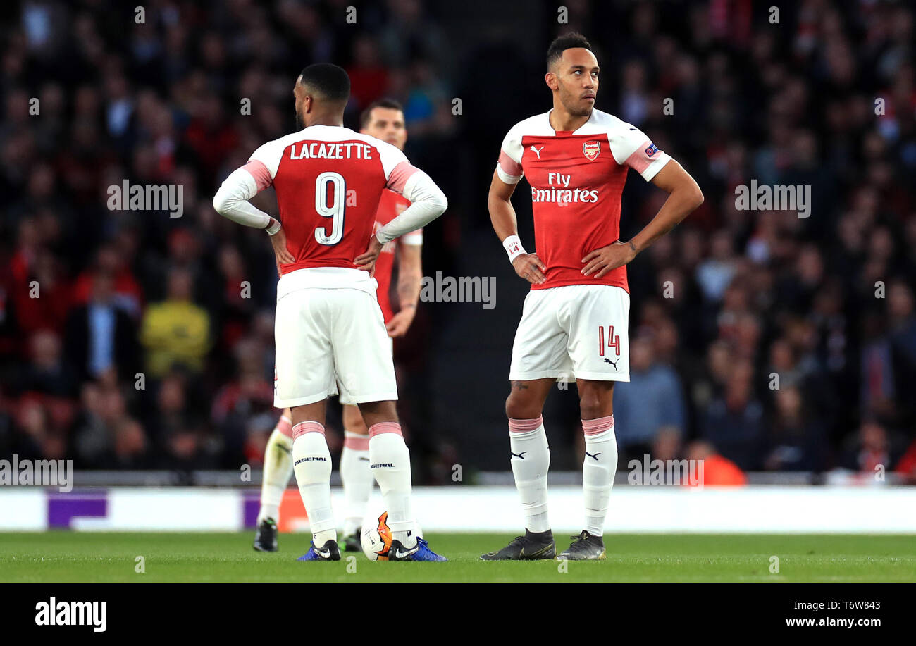 Von Arsenal Pierre-Emerick Aubameyang (rechts) und Alexandre Lacazette angezeigt, nachdem Valencias Mouctar Diakhaby (nicht abgebildet) Kerben erste Ziel seiner Seite des Spiels während der UEFA Europa League Halbfinale, Hinspiel match Im Emirates Stadium, London niedergeschlagen. Stockfoto