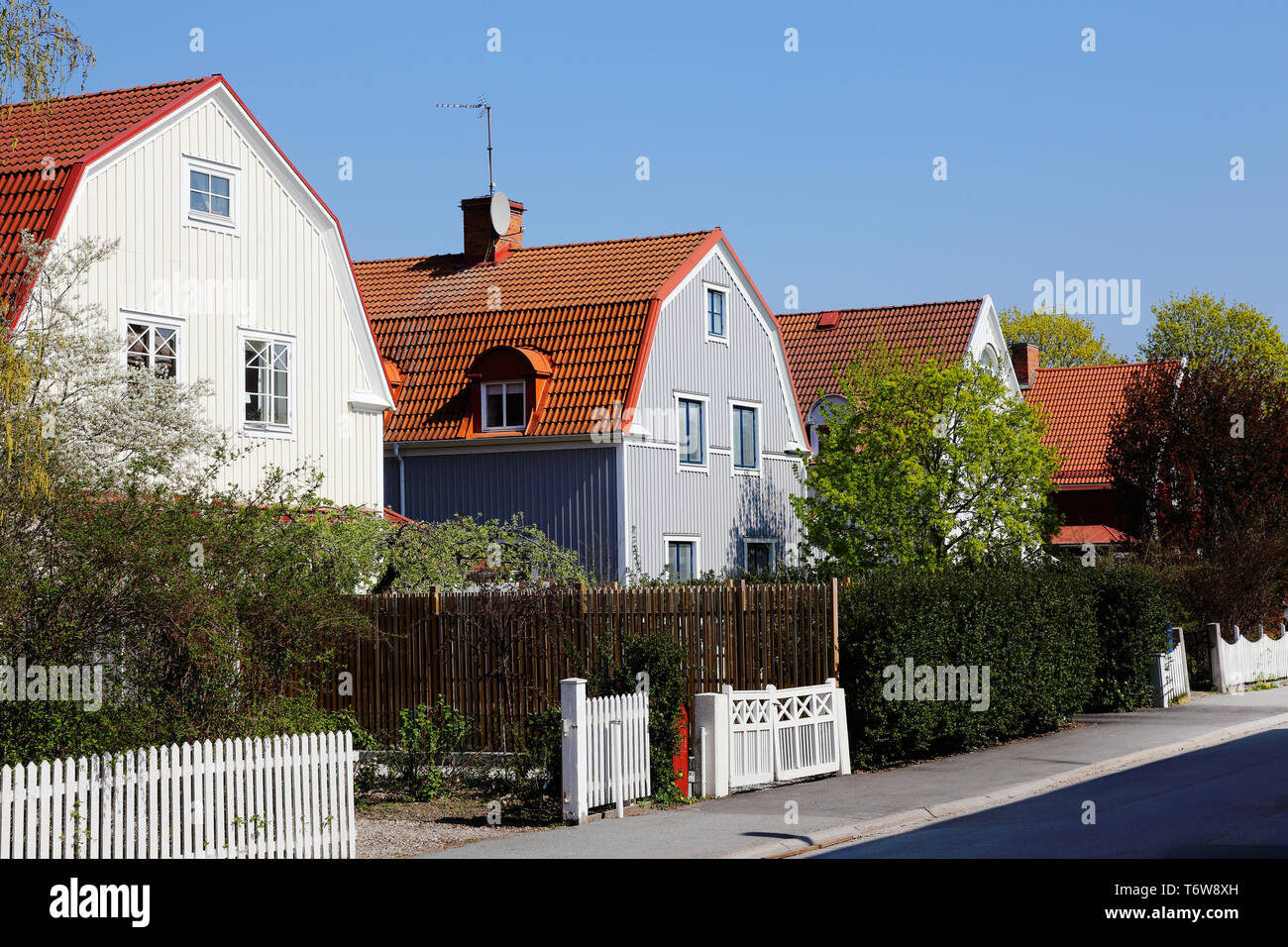 Block 2-stöckiges Einfamilienhaus Holzhäuser mit Mansarden errichtet, während der 20er Jahre ära. Stockfoto