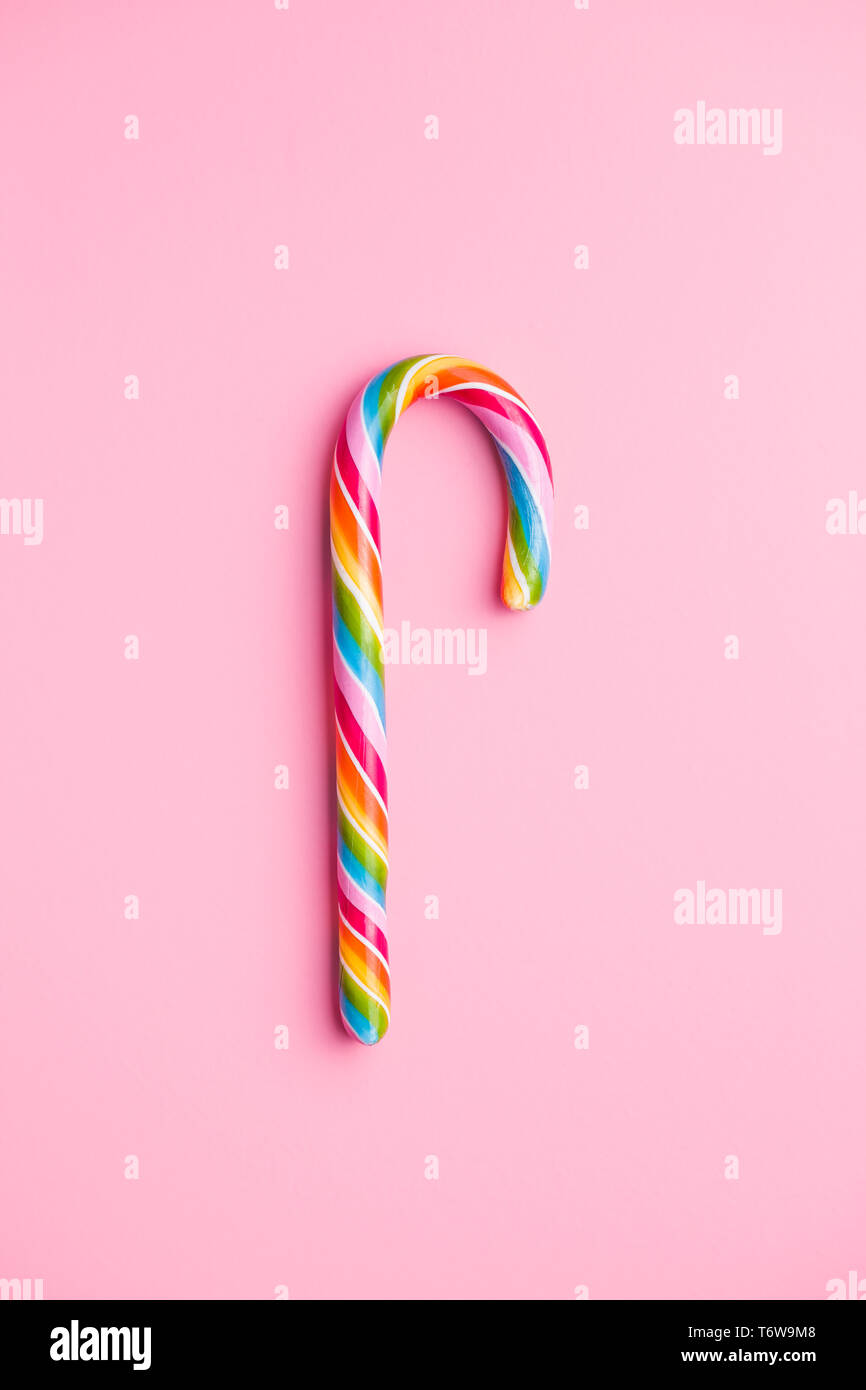 Bunte Zuckerstange auf rosa Hintergrund. Stockfoto