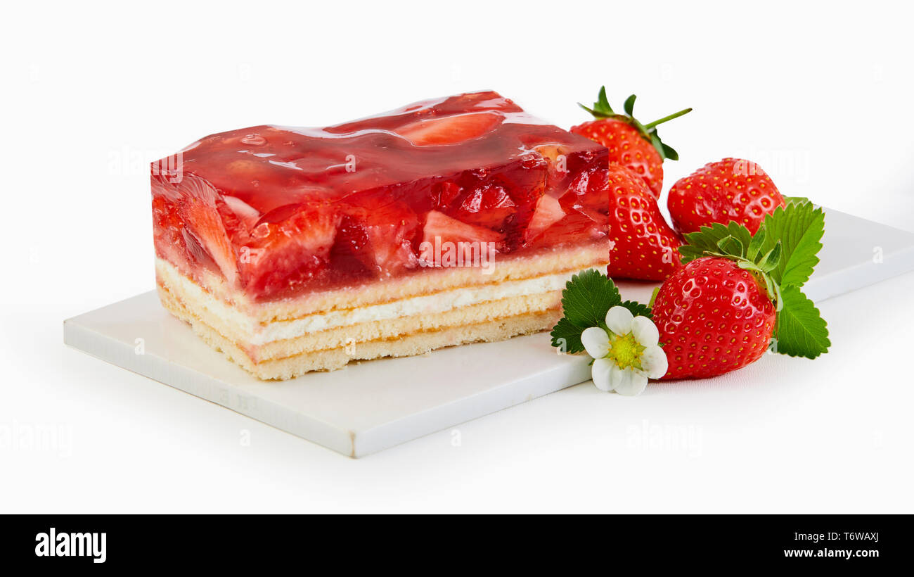 Schicht von frischem Erdbeerkuchen mit geschichteten Kuchen und Sahne garniert mit Beeren und reife Früchte auf eine weiße Tafel und Hintergrund für Werbung oder ein m Stockfoto