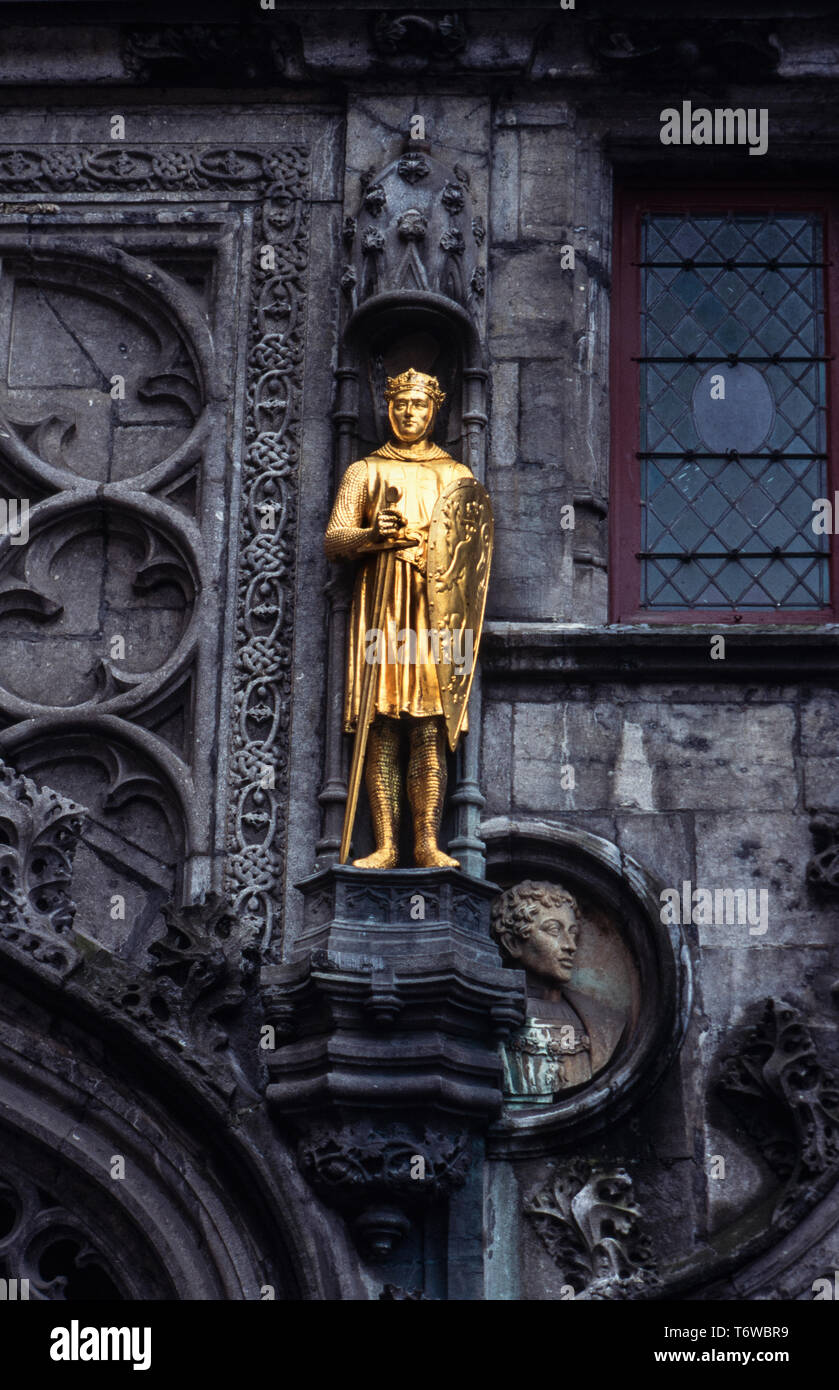 Brügge Belgien. 2000 goldene Ritter auf der Fassade der Basilika des Heiligen Blutes Brügge, Flandern: Brügge; Deutsch: Brügge ist die Hauptstadt und die größte Stadt der Provinz Westflandern in der Region Flandern in Belgien, im Nordwesten des Landes. Die Fläche der Stadt beträgt mehr als 13,840 Hektar (138,4 qkm; 53.44 sq km), darunter 1.075 Hektar an der Küste, in Zeebrugge (aus Brügge aan Zee, [2] mit der Bedeutung "Brügge durch das Meer").[3] Das historische Stadtzentrum ist ein prominenter Weltkulturerbe der UNESCO. Stockfoto