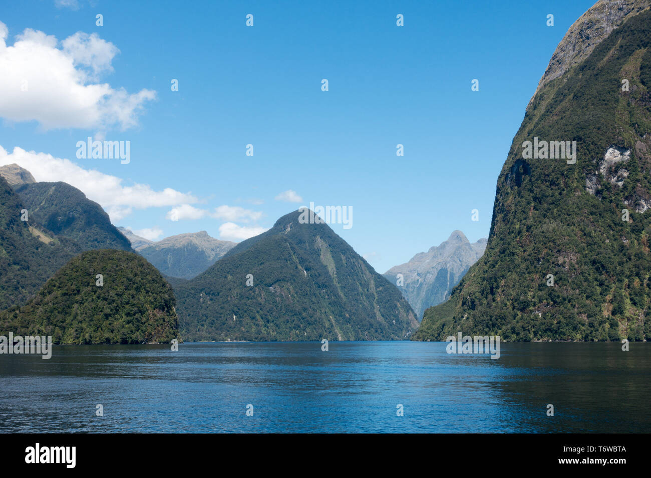 Die Reise über den Lake Manapouri und dann entlang der Doubtful Sound ist eine der großen touristischen NZ's Reisen Stockfoto