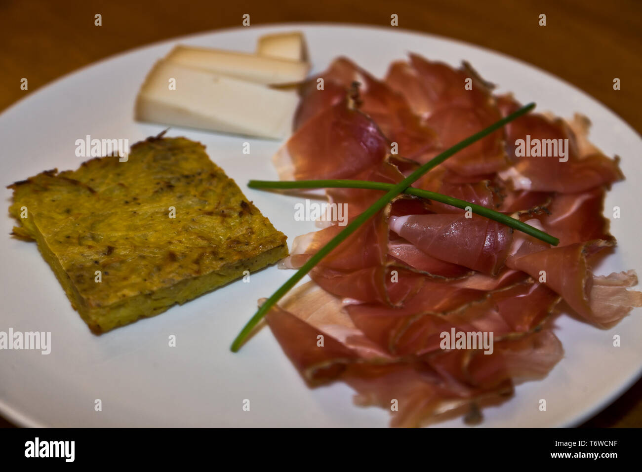 Rovereto: Piatto tipico Trentino (Speck, formaggio e Tortel di Patate). [ENG] Rovereto: typische Trentiner Gericht (Speck. Dies ist eine Art von geräuchertem Itali Stockfoto