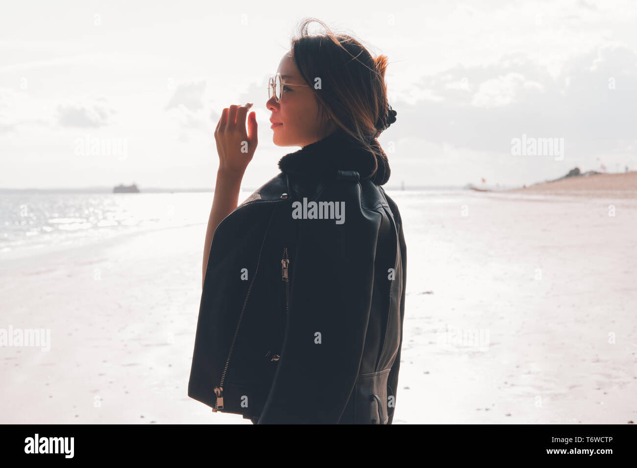 Asiatische Frau Sonnenbrille tragen am Strand Stockfoto