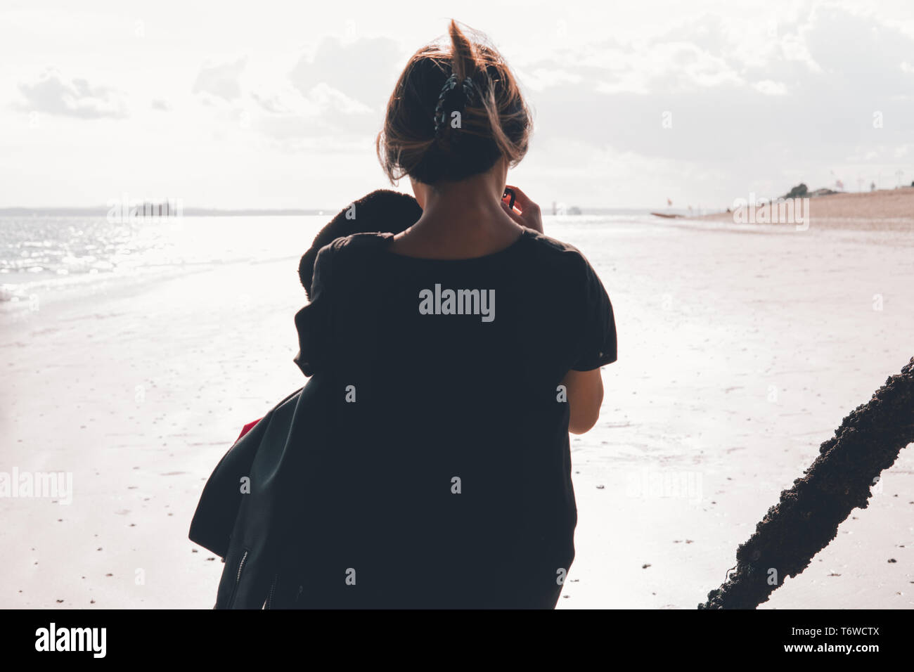 Asiatische Frau Sonnenbrille tragen am Strand mit einer Kamera Stockfoto