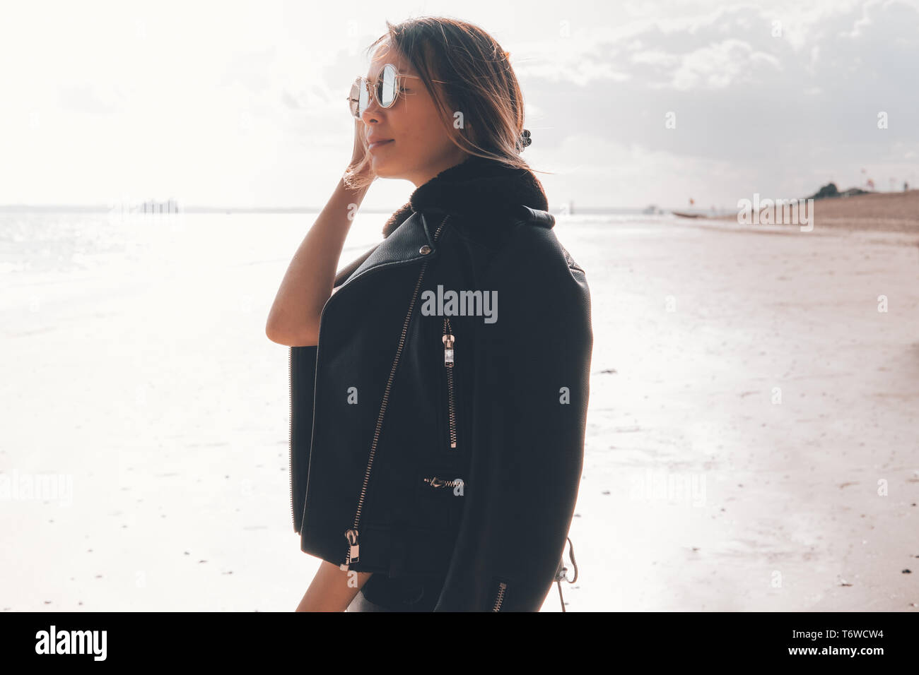 Asiatische Frau Sonnenbrille tragen am Strand Stockfoto