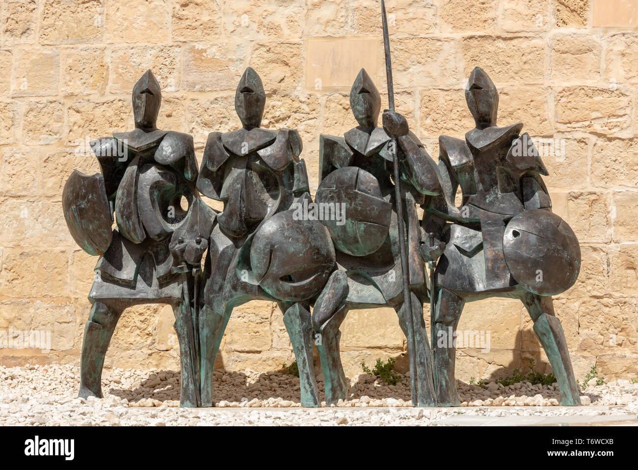 Ritter von St. John - eine moderne Skulptur von vier mittelalterlichen Rittern bewacht den Eingang von La Porta del Soccorso zum Fort Saint Elmo in Valletta. Stockfoto