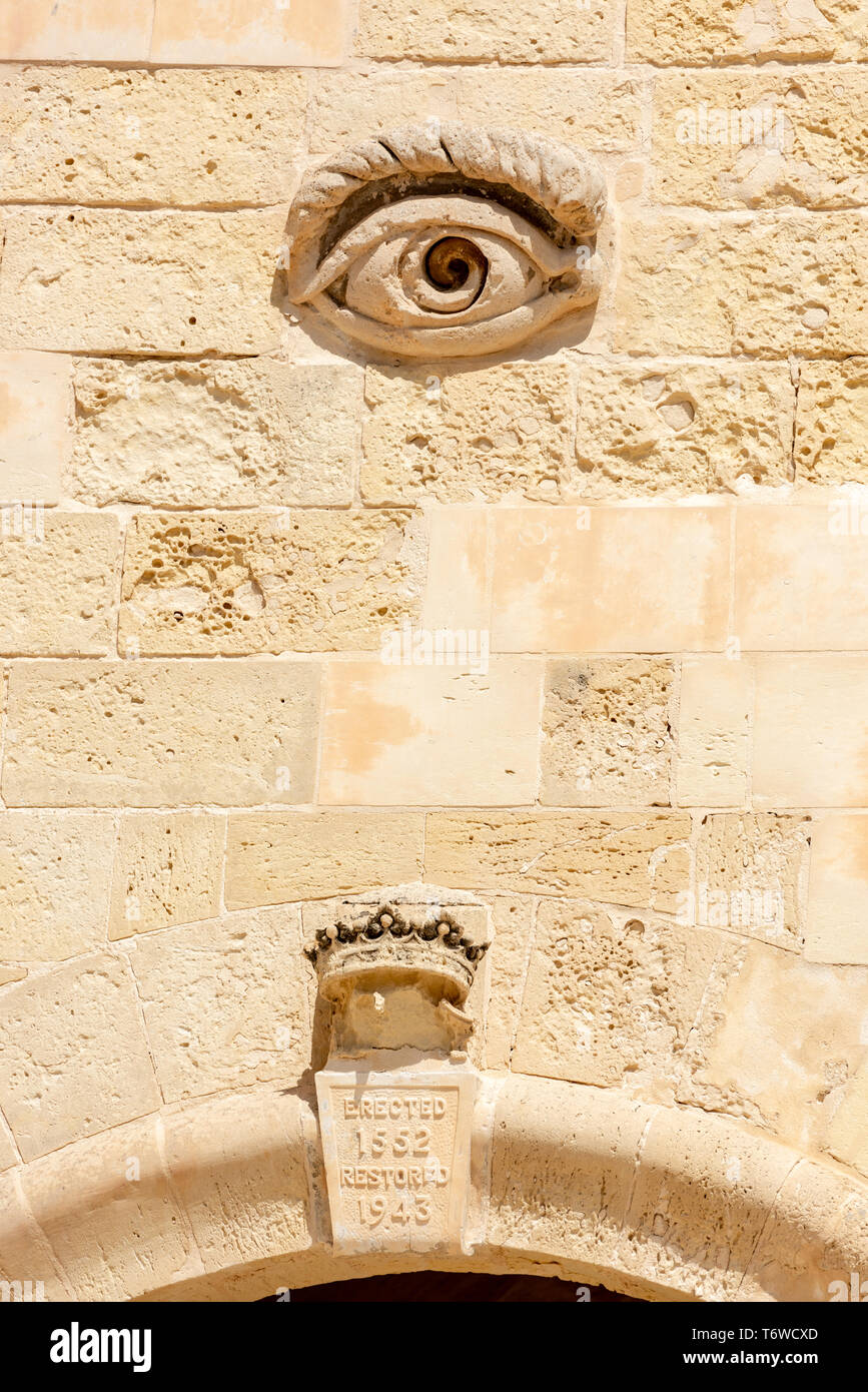 Ein gemeißeltes Auge blickt über den Eingang der Porta del Soccorso zum Fort St Elmo in Valletta und stellt die Vormundschaft und die Einhaltung von Malta dar Stockfoto