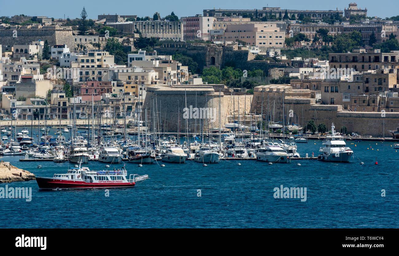 Yachten drängen die Kalkara Marina vor der historischen Festung Post of Kastilien in Il-Birgu, Malta Stockfoto