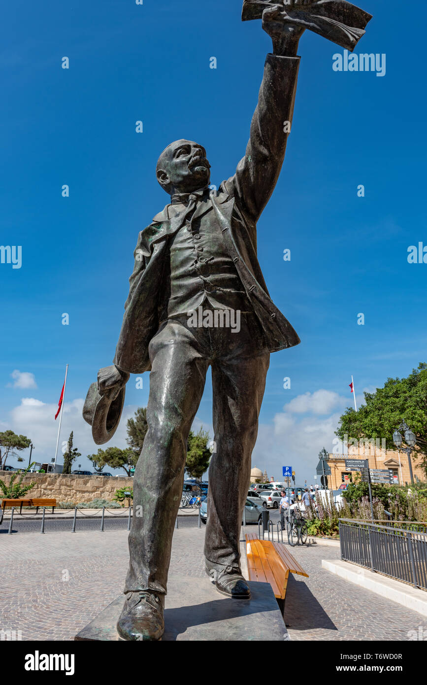 Anton Agius's Denkmal für Manwel Dimech, den maltesischen Sozialisten, Philosophen, Schriftsteller, Dichter und Sozialreformer auf dem Castille-Platz in Valletta, 1976, Stockfoto