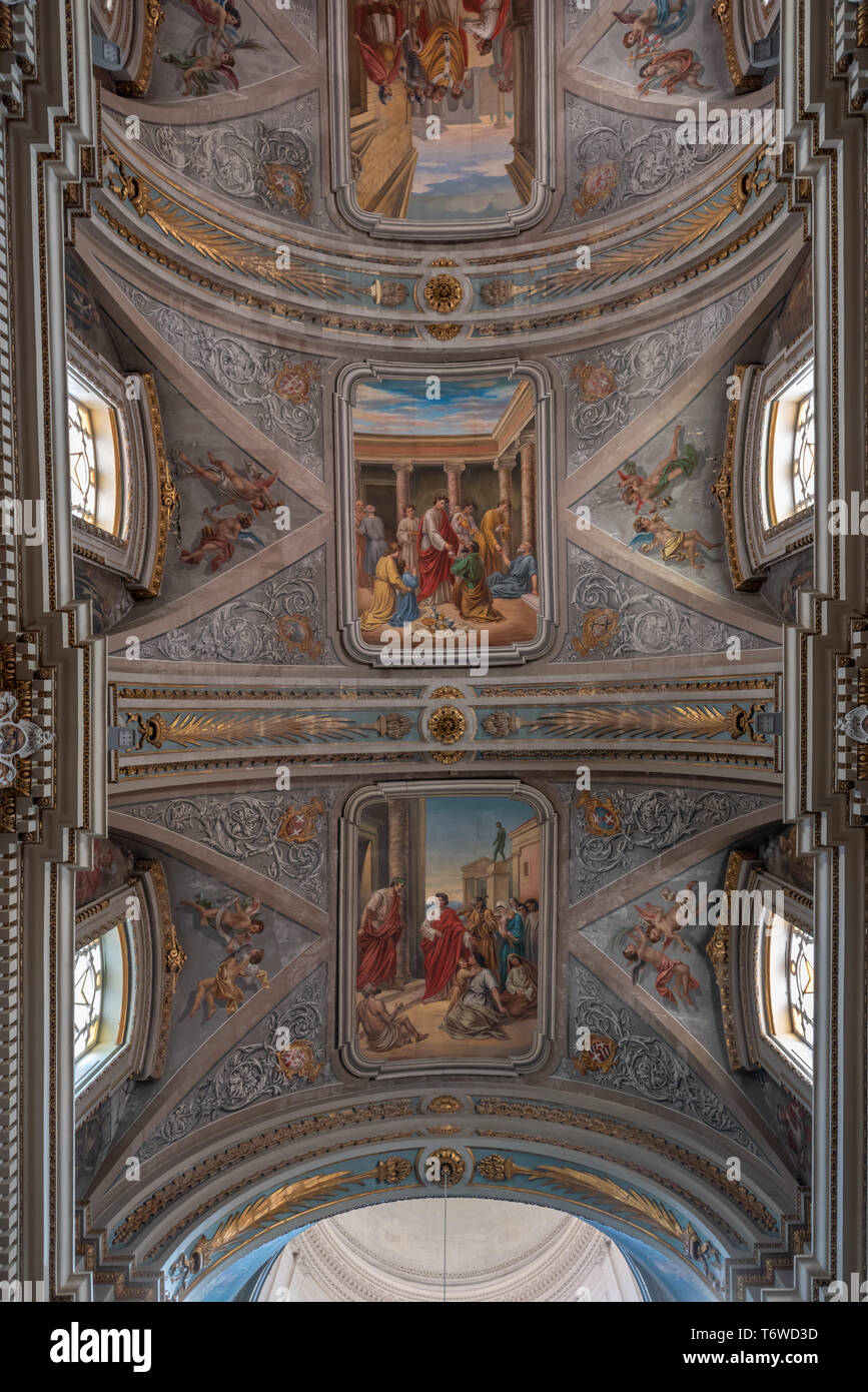 Kunstvolle Fresken füllen die tonnengewölbte Decke der barocken Stiftskirche St. Lawrence aus dem 17th. Jahrhundert von Lorenzo Gafa in Il-Birgu, Malta Stockfoto