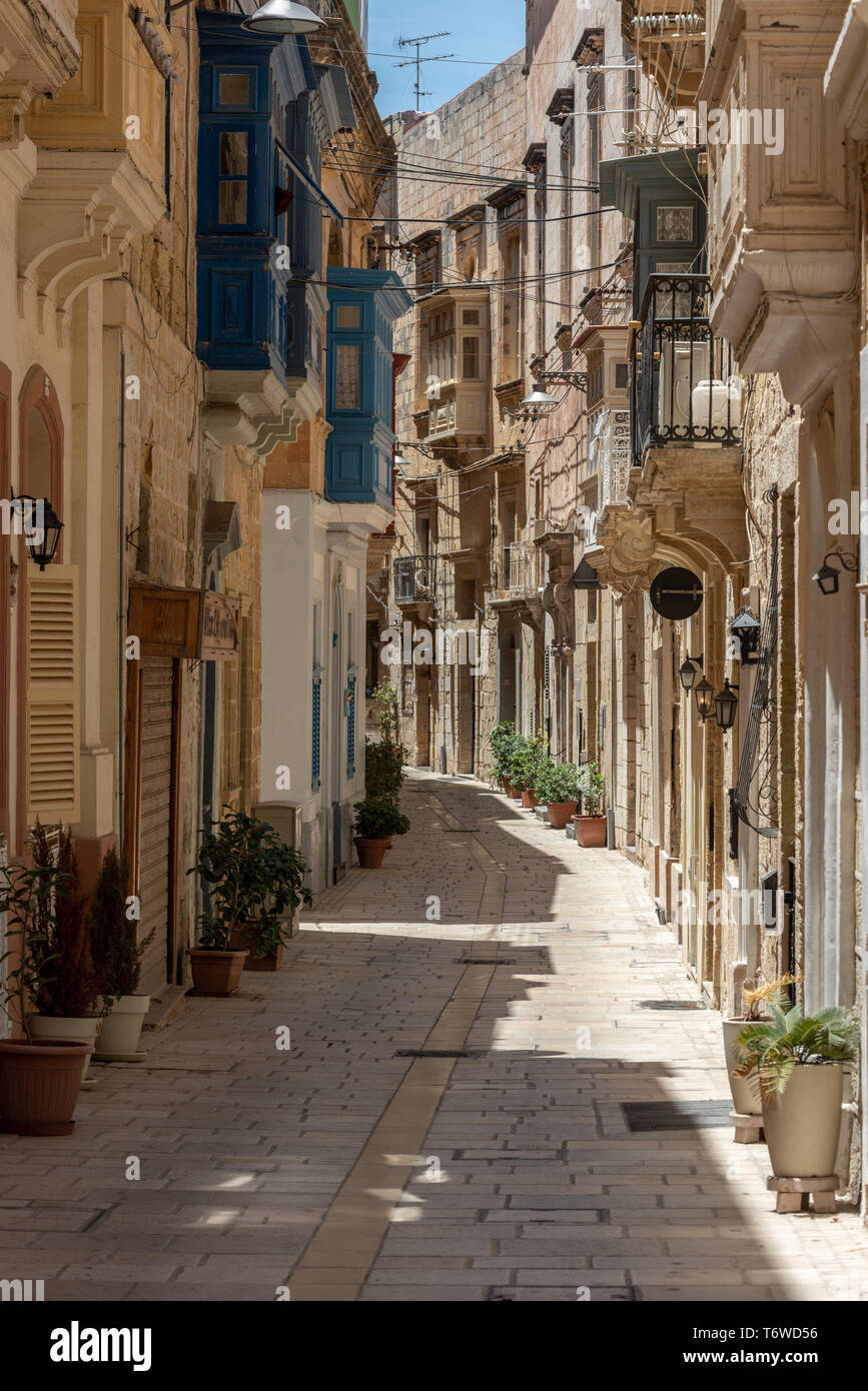 Die malerischen und historischen engen, verwinkelten Straßen von Maltas Il-Birgu (Città Vittoriosa) Stockfoto