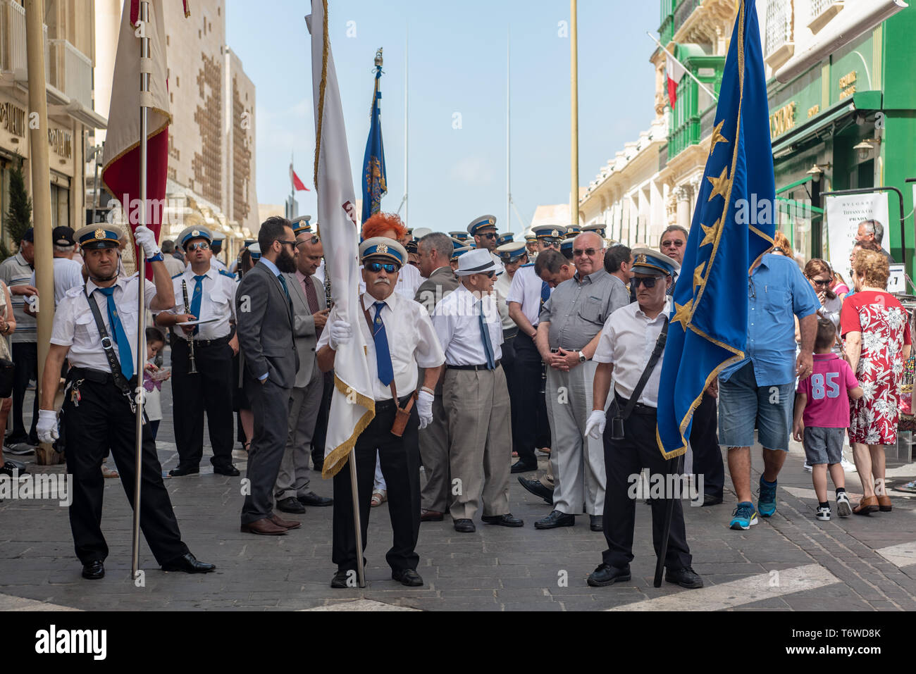 Eine Blaskapelle erwartet den Beginn einer Prozession entlang der Republic Street in Valletta, die den Nationalfeiertag der Sette Giugno feiert Stockfoto
