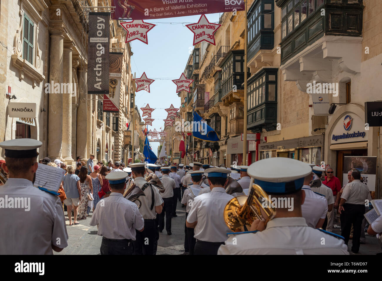 Eine Blaskapelle führt eine Prozession entlang der Republic Street in Valletta, um den nationalen Feiertag Sette Giugno zu feiern Stockfoto