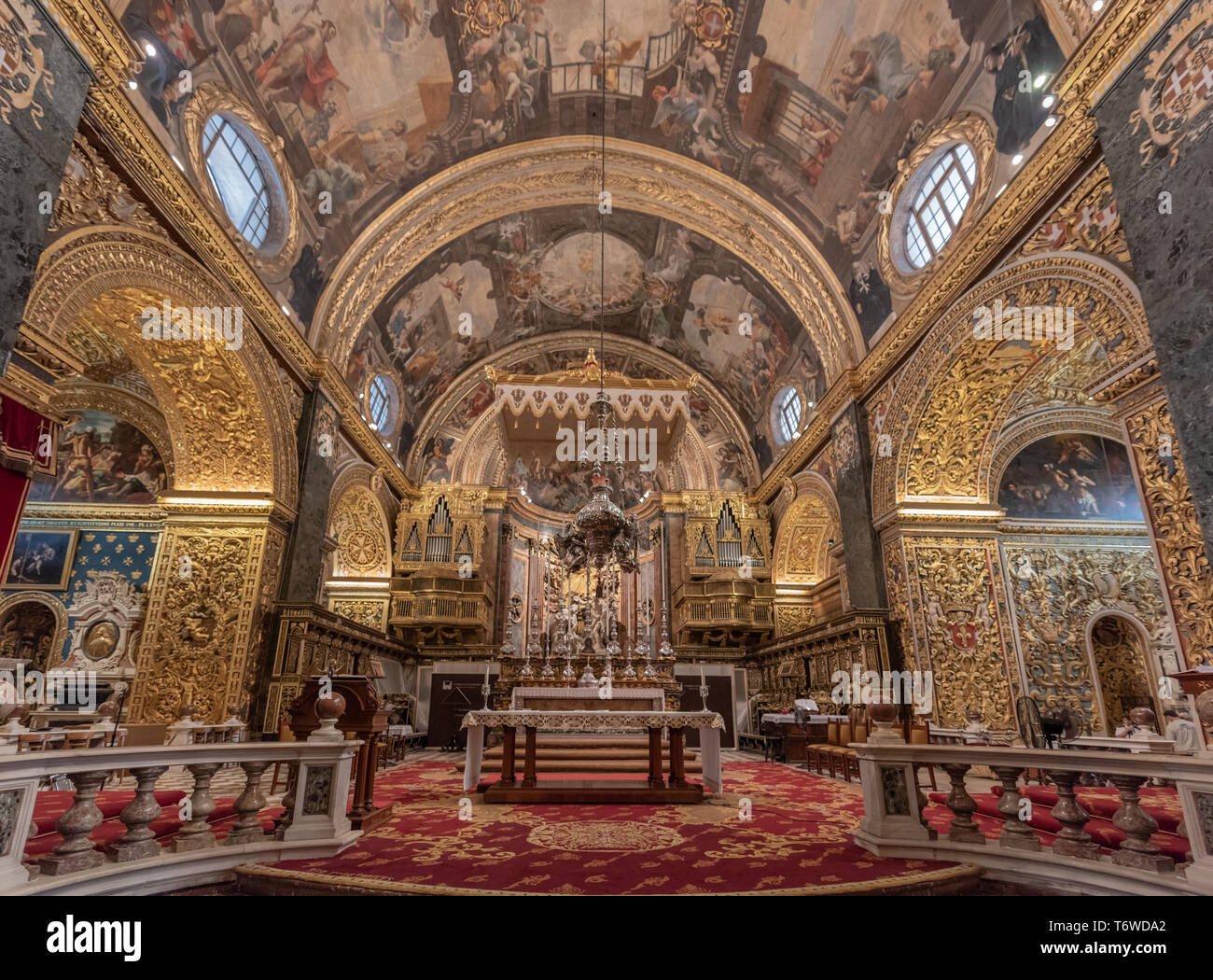 Das prächtige Kirchenschiff der St. John's Co-Cathedral in Valletta mit Giuseppe Mazzuoli Hauptaltar Marmorgruppe der Taufe Christi Stockfoto