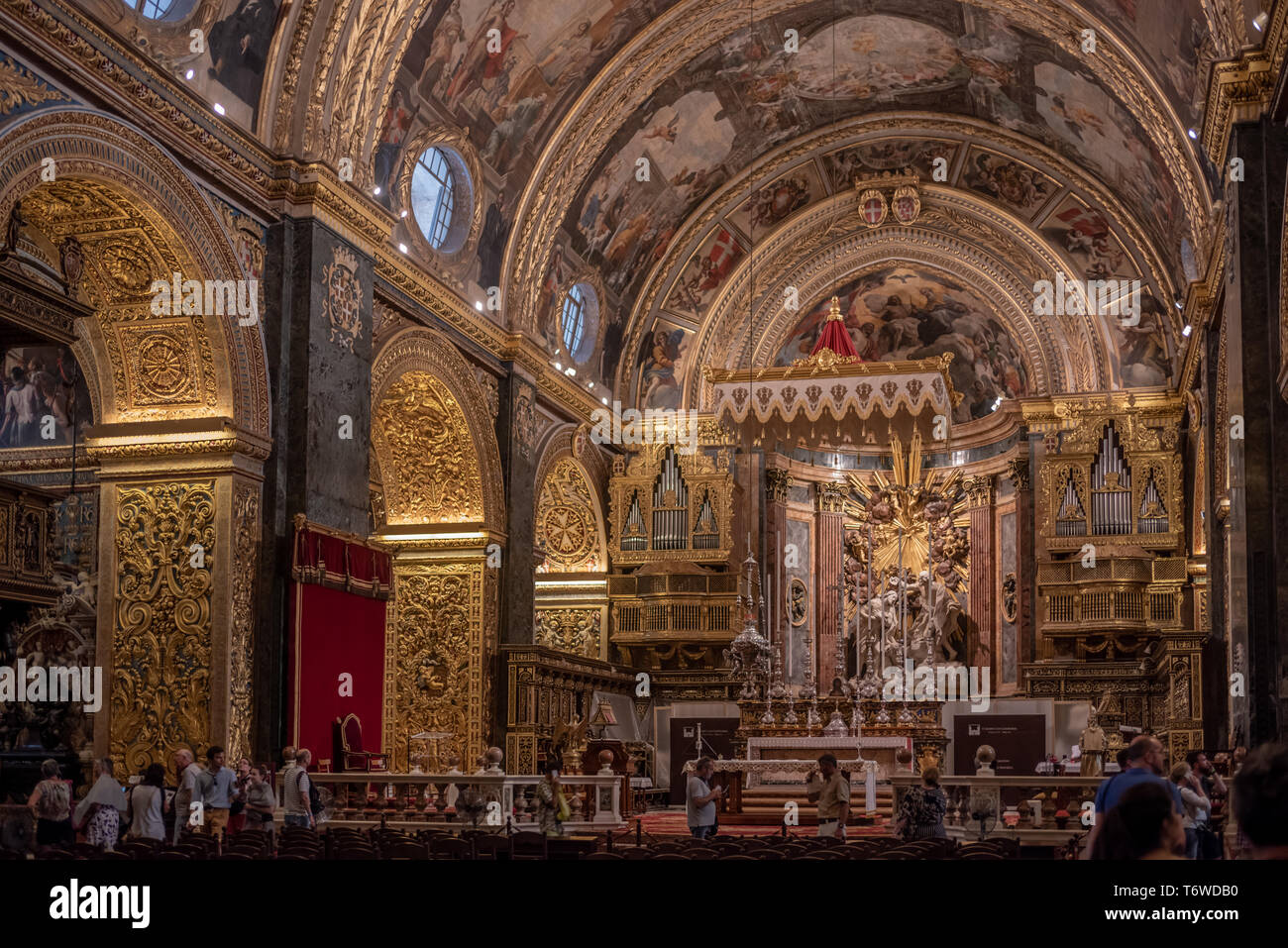 Das prächtige Kirchenschiff der St. John's Co-Cathedral in Valletta mit Giuseppe Mazzuoli Hauptaltar Marmorgruppe der Taufe Christi Stockfoto