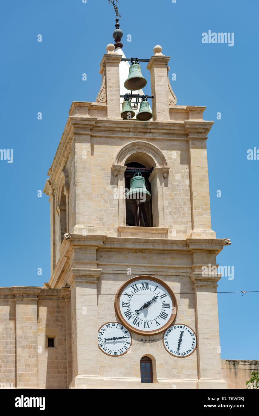 Girolamo Cassars Glockenturm der St. John's Co-Cathedral in Valletta, Malta, mit Clericis Zifferblatt und Zifferblättern, die das Datum und den Wochentag kennzeichnen. Stockfoto