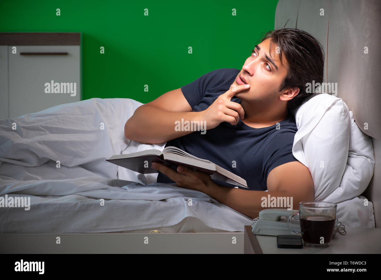 Jungen gutaussehenden Mann leidet unter Schlaflosigkeit zu Hause Stockfoto