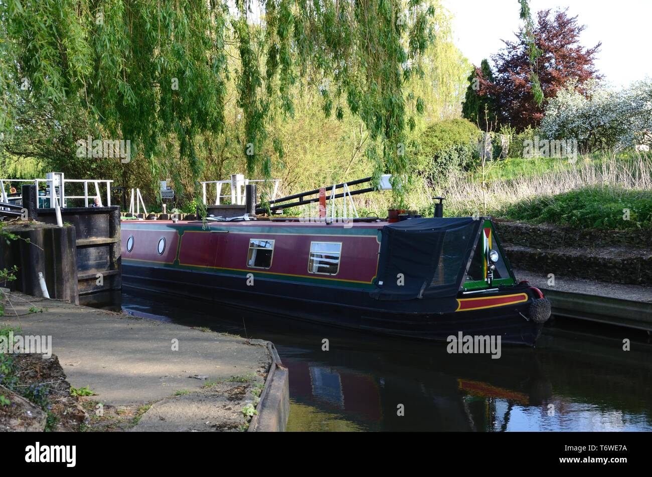 Narrrow Boot verlassen Barton lock, Warwickshire, auf dem Fluss Avon Stockfoto