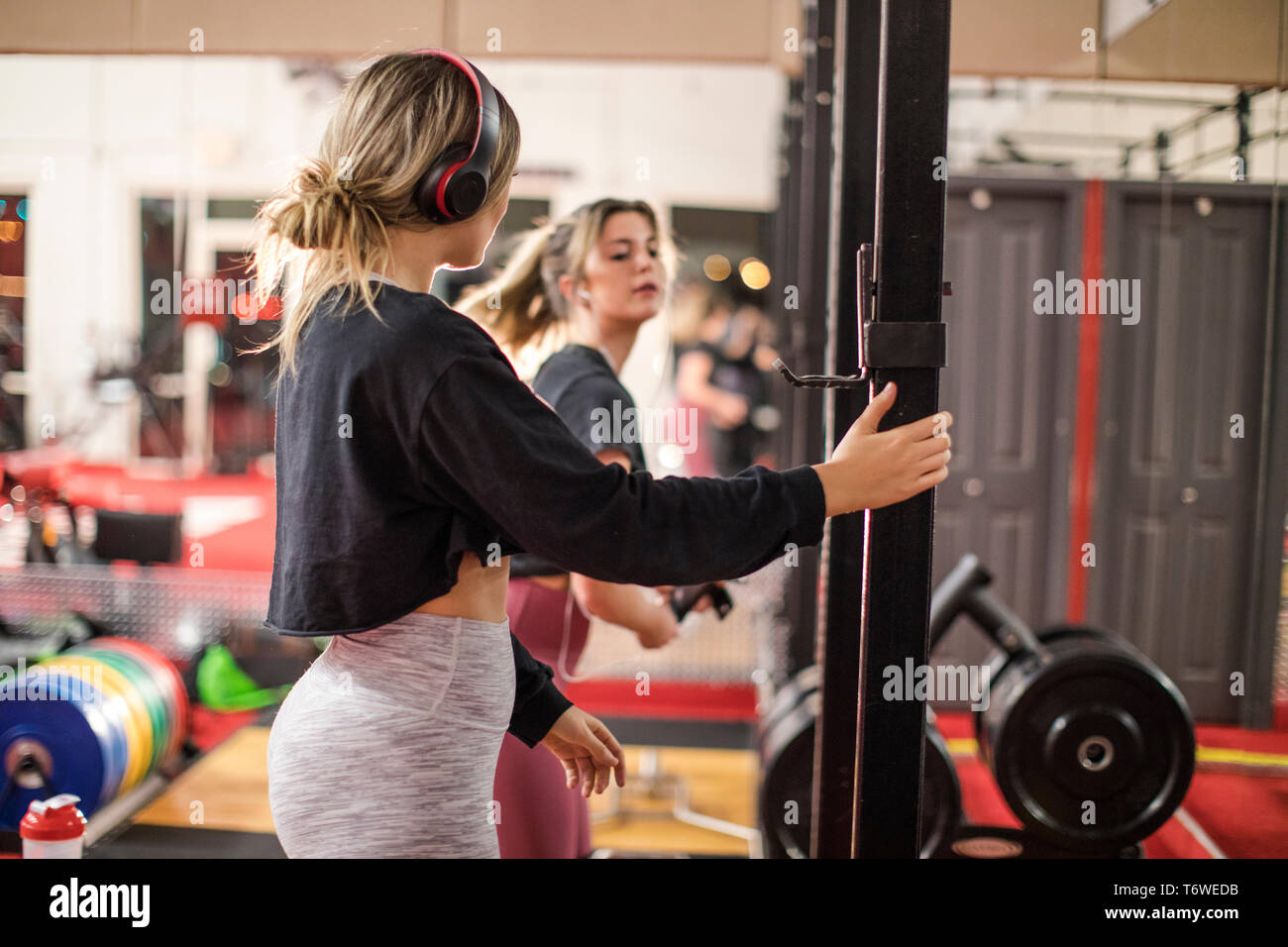 Frauen Vorbereitung Gewichten in der Turnhalle Stockfoto