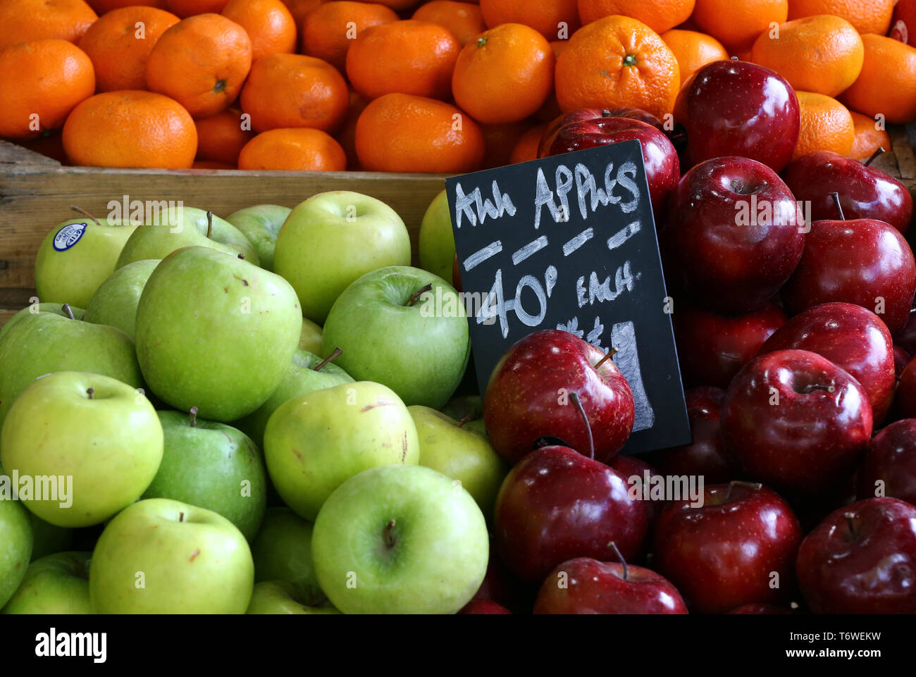 Ein Blick auf die Orangen und Äpfel zum Verkauf von Obst und Gemüse in London ausgeht. Bild Datum: Donnerstag, Mai 2, 2019. Photo Credit: Gareth Fuller/PA-Kabel Stockfoto