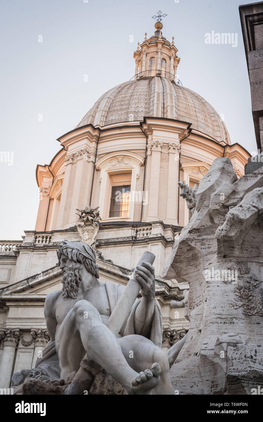 Statue und Gebäude an der Piazza Navona in Rom Italien bei warmen Sonnenuntergang Stockfoto