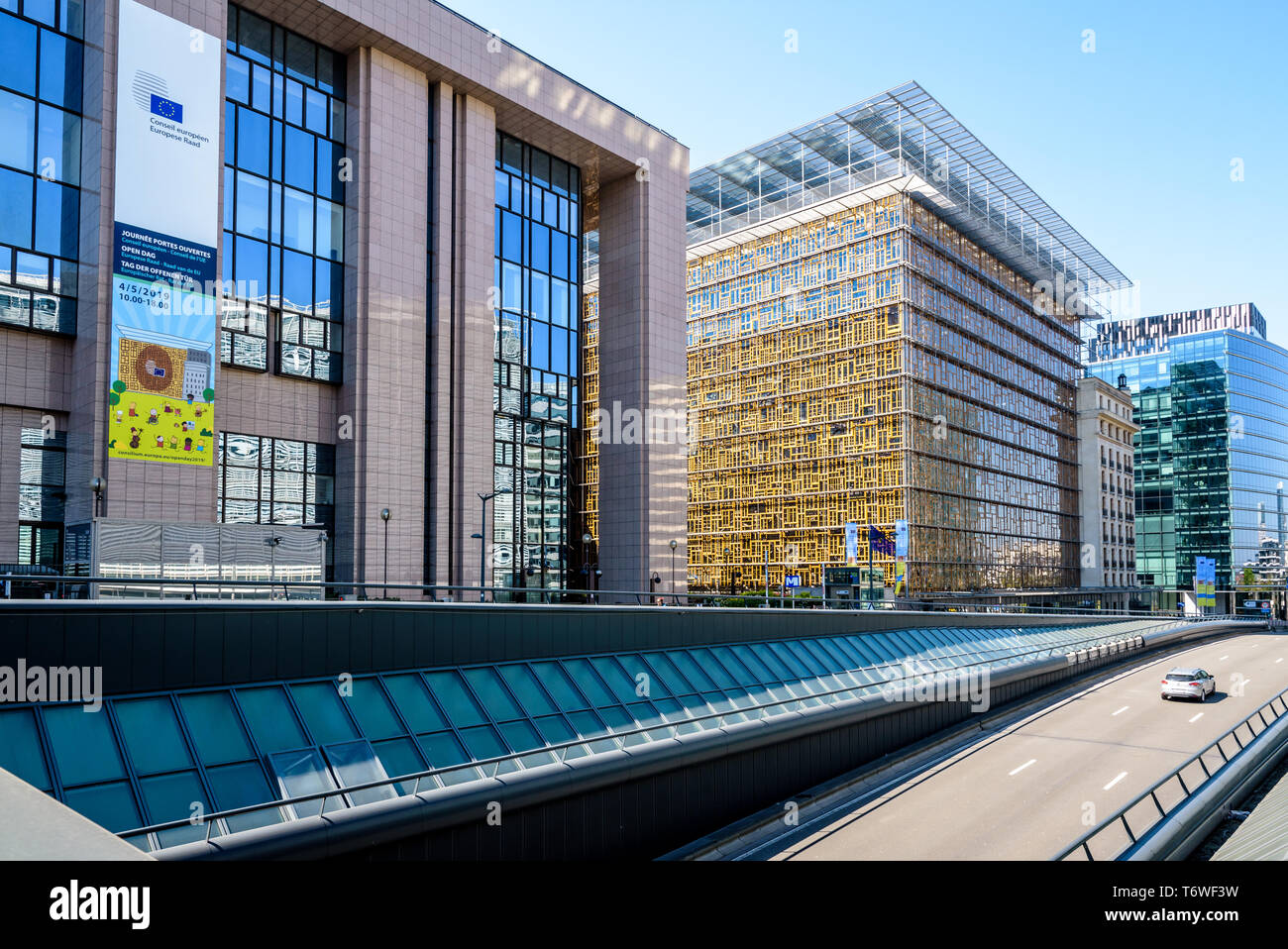 Das Gebäude Justus Lipsius (links) und Europa (rechts), Sitz des Europäischen Rates in Brüssel, Belgien, an der Straße Rue de la Loi. Stockfoto