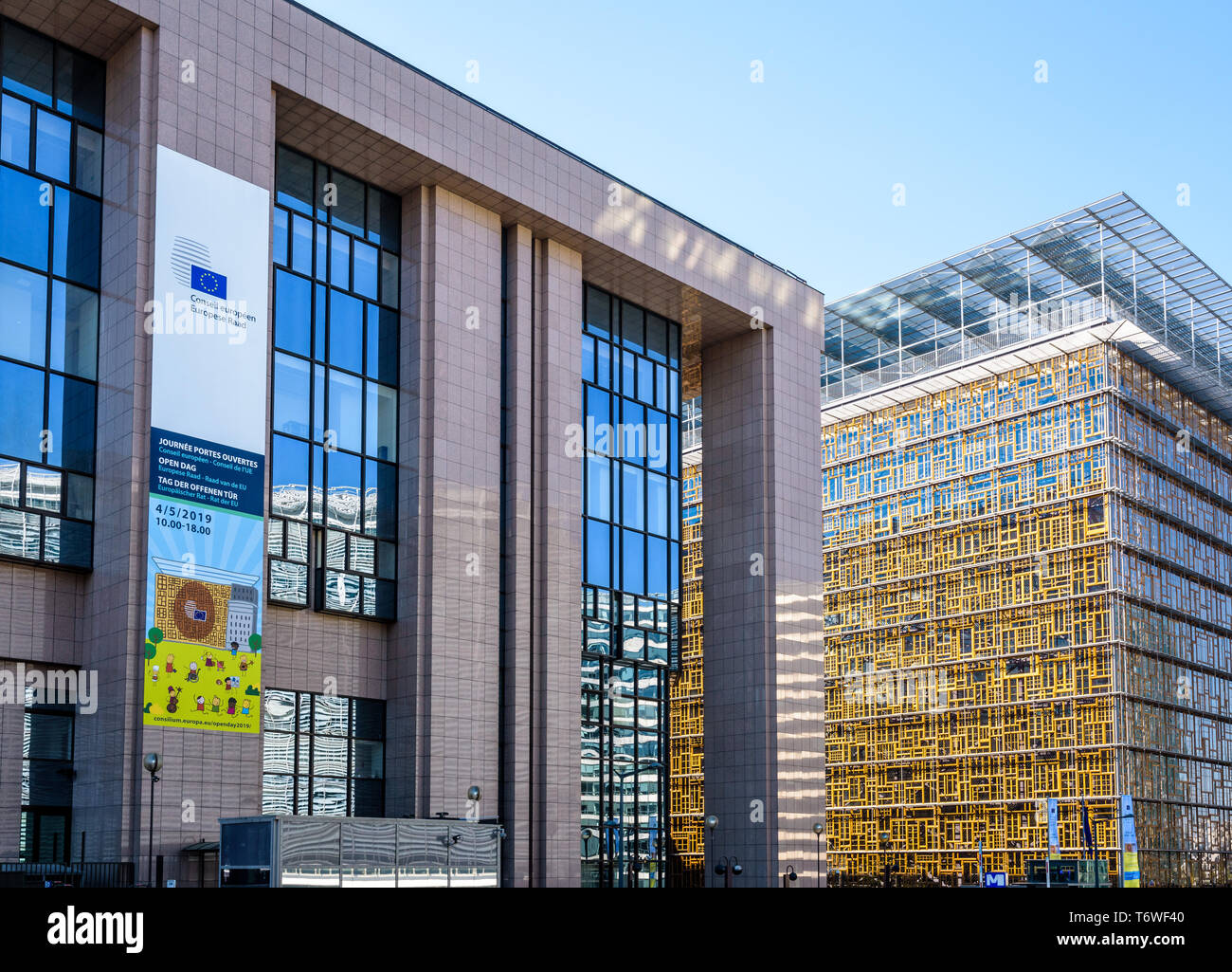 Nahaufnahme des Justus-Lipsius-Gebäude (links) und Europa (rechts), Sitz des Rates der Europäischen Union in Brüssel, Belgien. Stockfoto