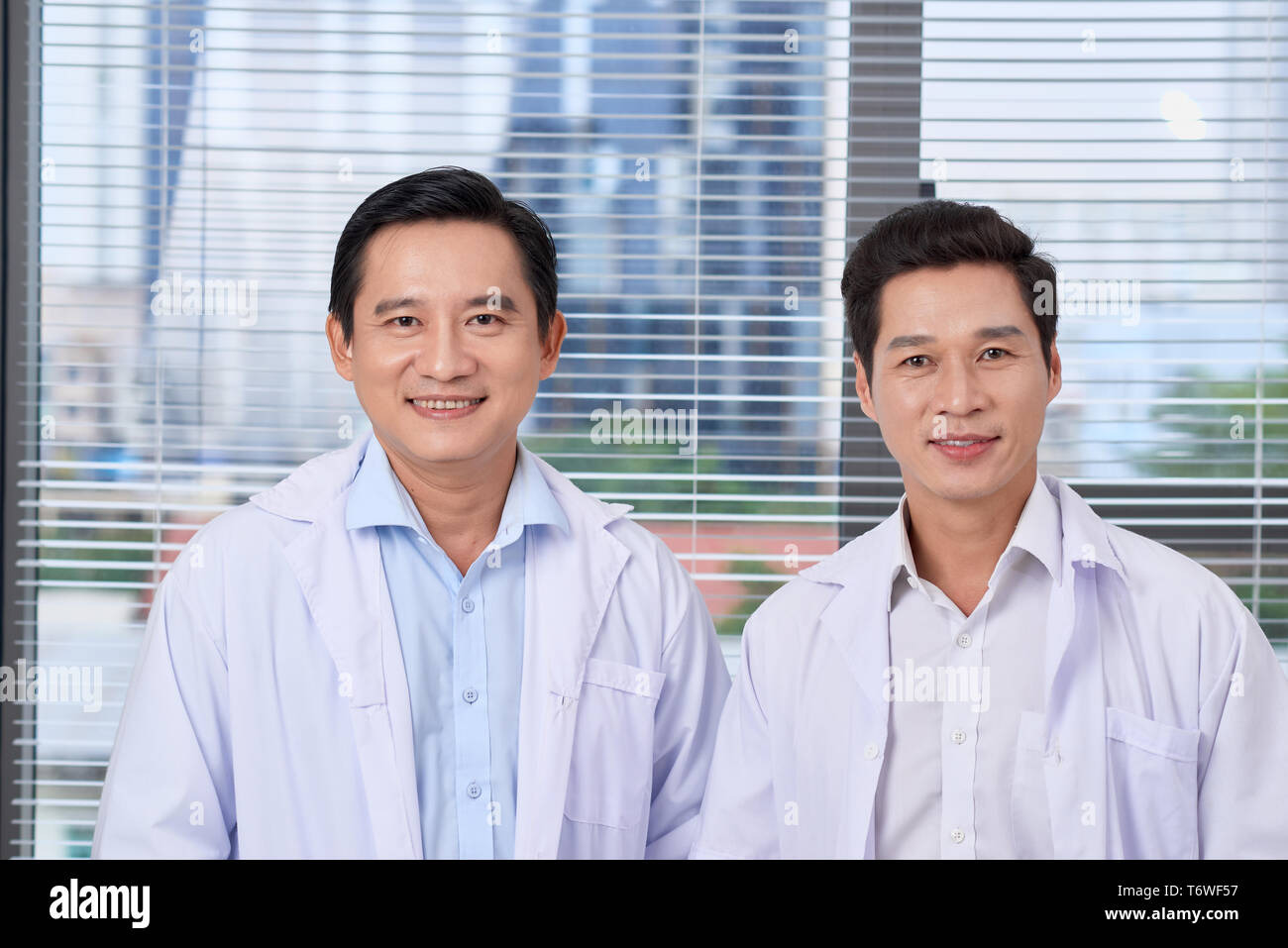 Stattliche männliche Ärzte oder Krankenschwestern im Krankenhaus Gebäude Stockfoto