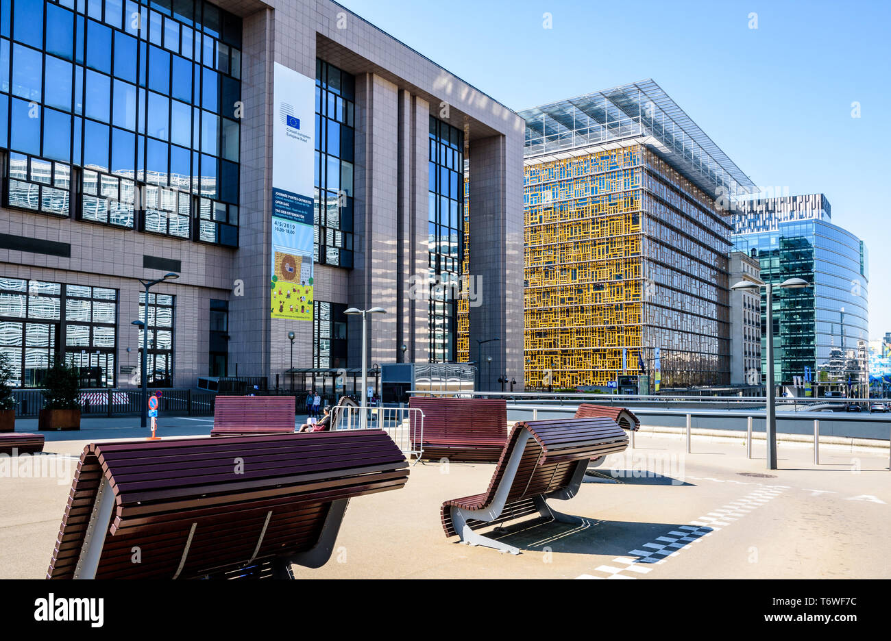 Das Gebäude Justus Lipsius (links) und Europa (rechts), Sitz des Europäischen Rates in Brüssel, Belgien, mit öffentlichen Bänken vor. Stockfoto