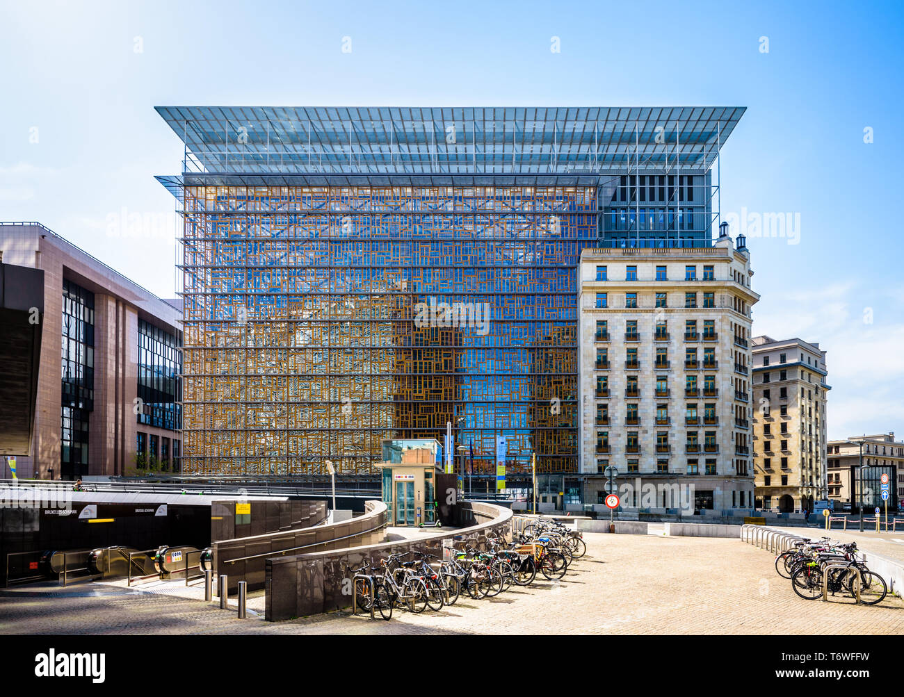 Vorderansicht des Europa-Gebäude, dem Sitz des Rates der Europäischen Union in Brüssel, Belgien, mit Fahrrädern im Vordergrund geparkt. Stockfoto
