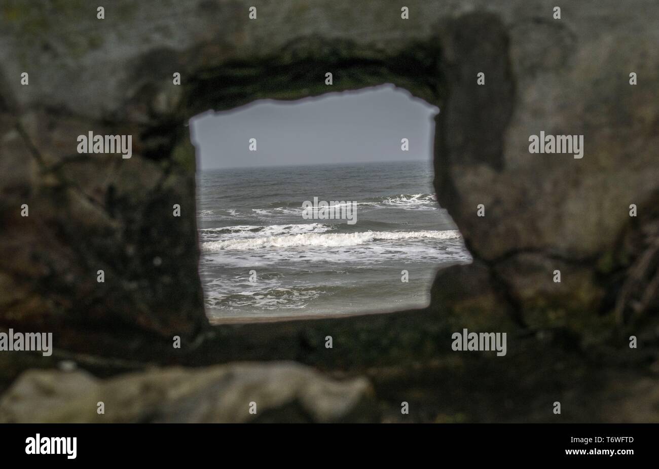 Loch im Bunker an der Wand Stockfoto