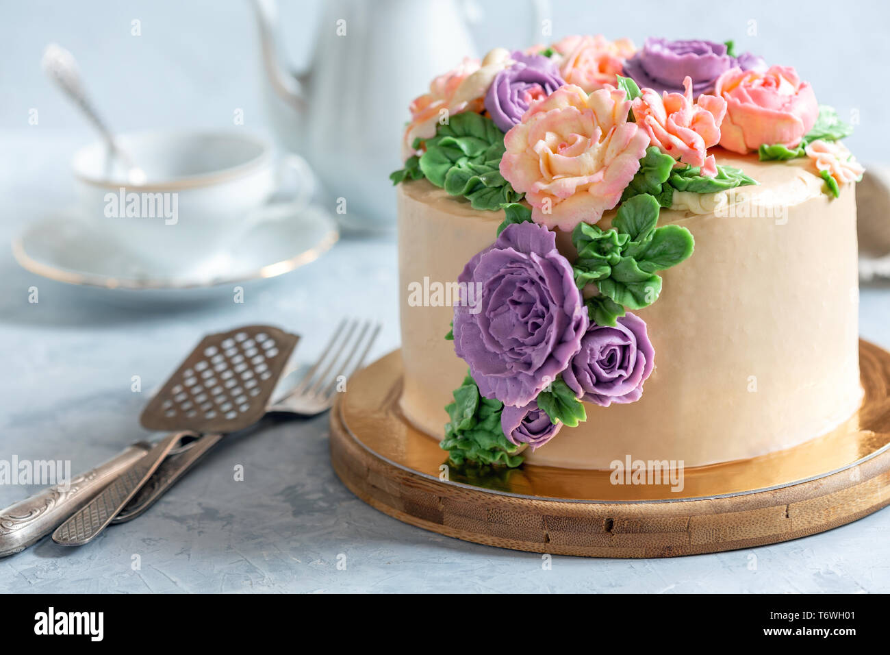 Urlaub Kuchen mit Sahne Blumen. Stockfoto