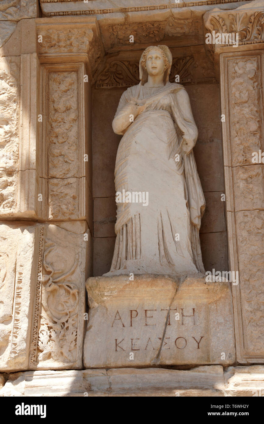 Statue von Arete (Güte) auf der Außenseite des Celsus Bibliothek in Stockfoto