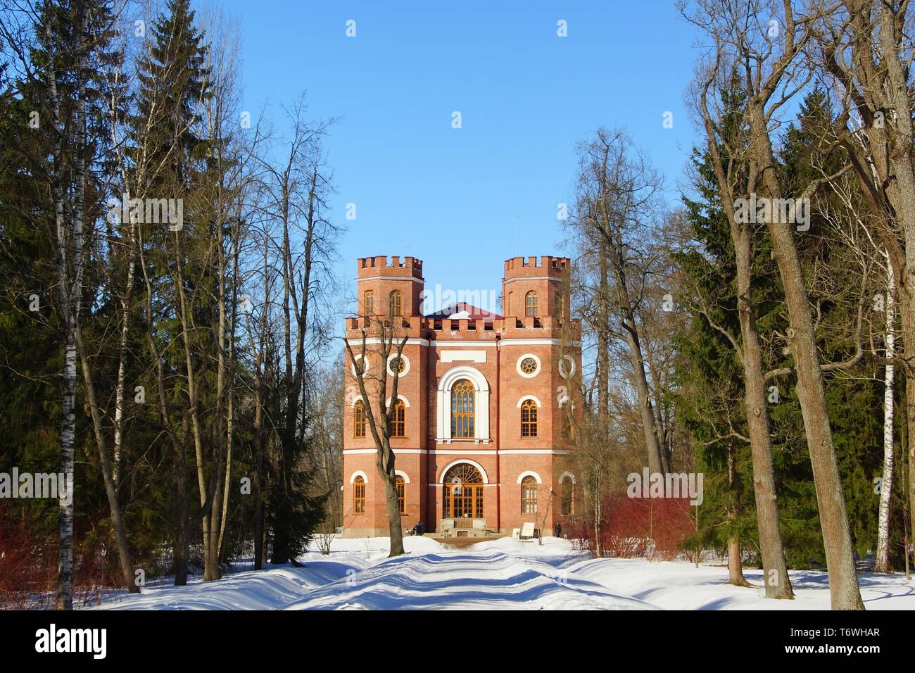 Sonnigen März Tag und Arsenal Pavillon in Alexandrovsky Park Stockfoto