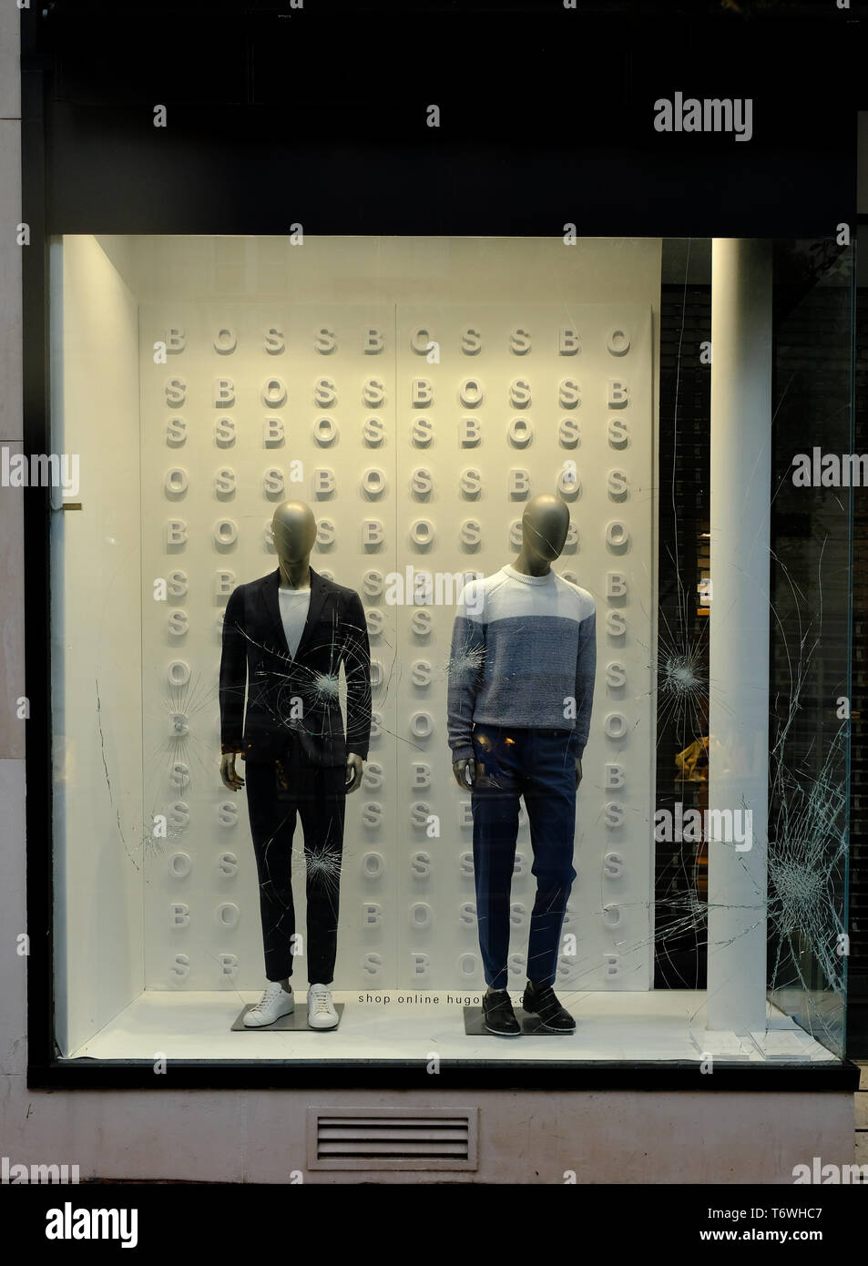 Zerbrochene Fenster der Hugo Boss store können folgende Erste und gelben Jacken Manifestation in Montpellier, Frankreich, 1. Mai 2019 Stockfoto