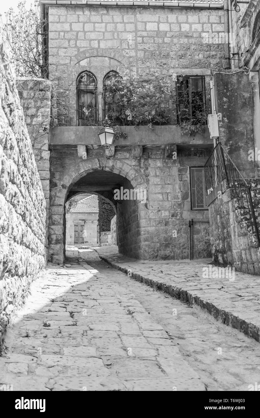 Dies ist eine Erfassung der alten Straßen, die in der El Kamar ein Dorf im Libanon entfernt und Sie können in das Bild der Altstadt zu Fuß aus Steinen mit einem seiner siehe Stockfoto