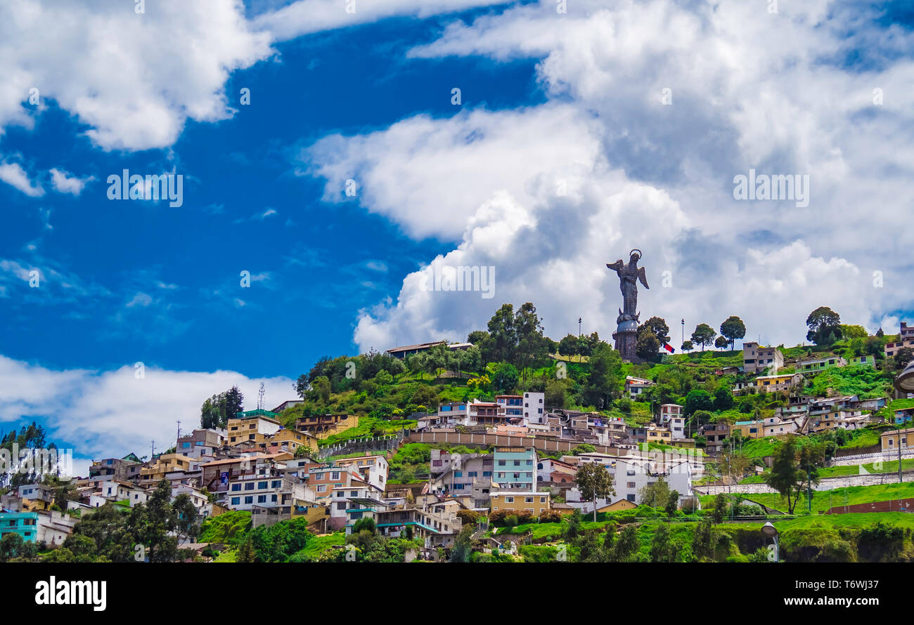 Schöne Aussicht von Virgen del Panecillo Statue auf einem Hügel in der Altstadt von Quito, Ecuador Stockfoto