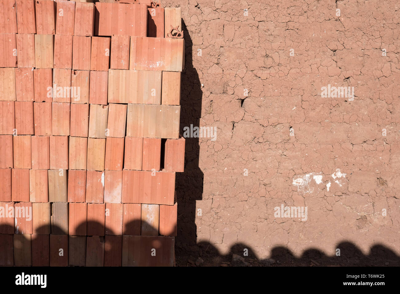 Wie Ziegel (links) im Vergleich zu Adobe Ziegeln (rechts). Bild an Chinchero Dorf in der Region Cusco in Peru Stockfoto