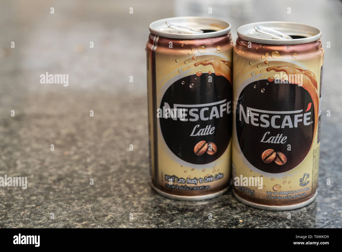 Sihanoukville, Kambodscha - März 15, 2019: Nahaufnahme von zwei leeren Dosen Nescafe Latte auf Zähler nach oben. Stockfoto