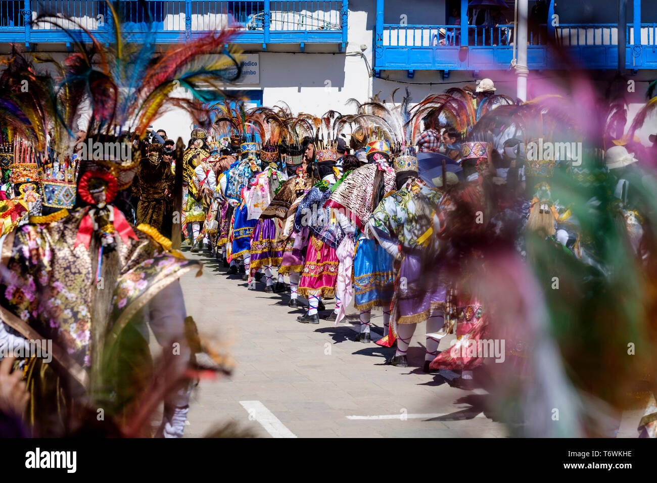 Kostümierten und maskierten Tänzerinnen auf den Hauptplatz oder Plaza de Armas in Paucartambo während Festival der Jungfrau von Carmen, Cusco Region, Peru Stockfoto