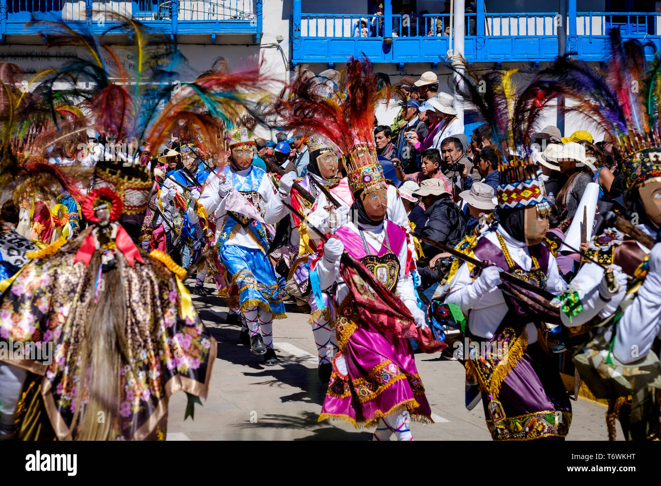 Kostümierten und maskierten Tänzerinnen auf den Hauptplatz oder Plaza de Armas in Paucartambo während Festival der Jungfrau von Carmen, Cusco Region, Peru Stockfoto