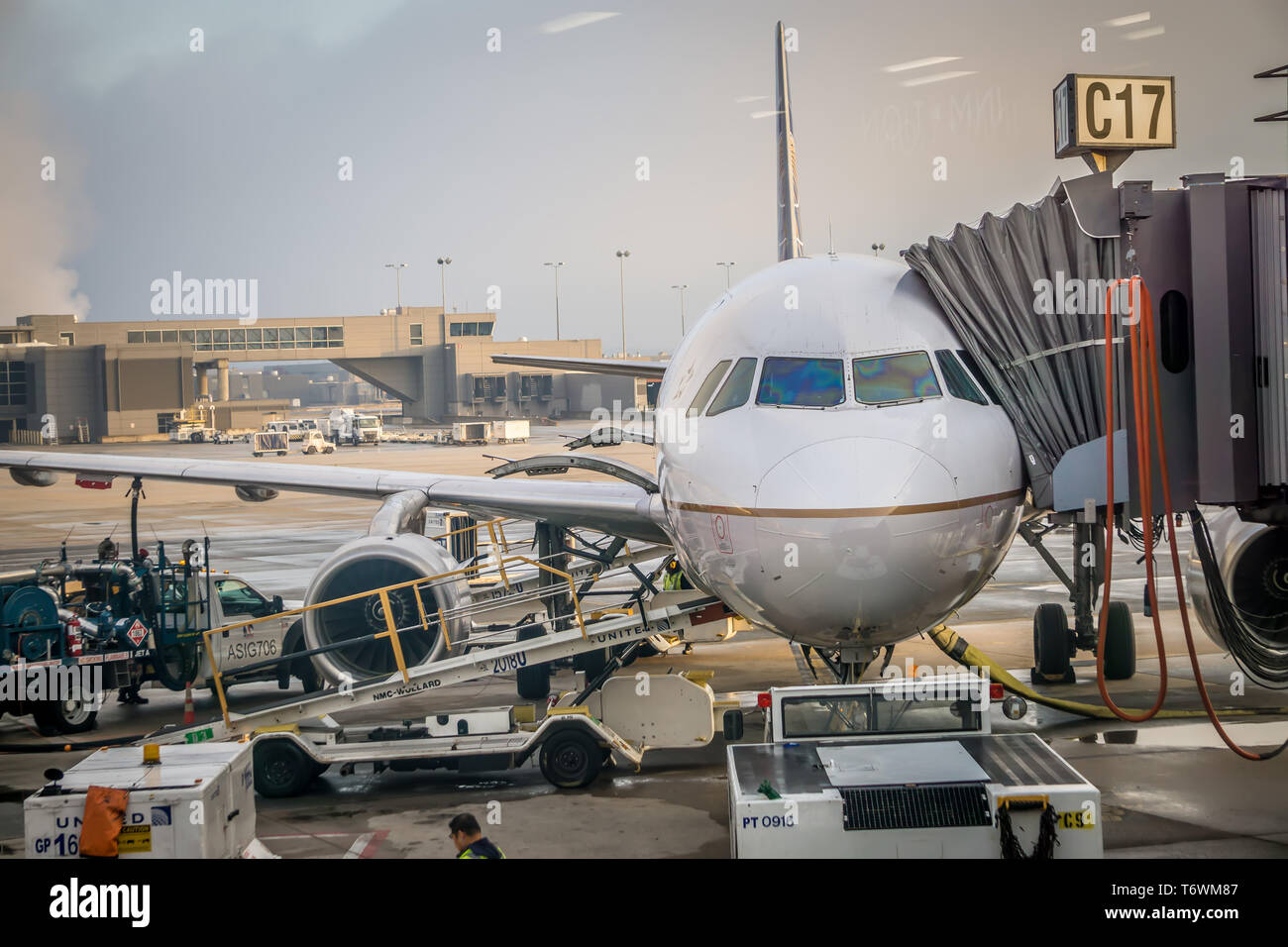 Ankunft und Abreise am Flugzeug am Flughafen Stockfoto